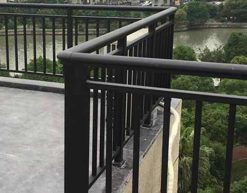 樓頂陽台鋅（xīn）鋼護欄安裝